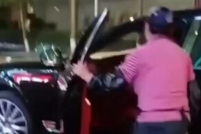 У богатых свои причуды: в Китае женщина ездит на работу посудомойкой на Бентли