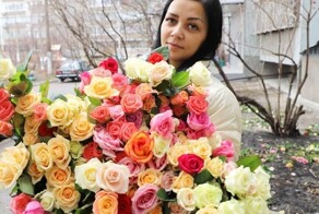 В Ульяновске мужчина поругался с женой и потратил 300 тысяч рублей, чтобы усыпать розами весь двор