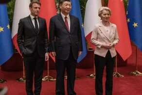 "Руку выньте из кармана!". Макрона одёрнули во время протокольной съемки в Китае