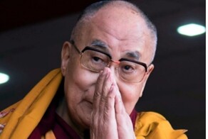 Далай Лама потянулся к ребёнку, попытавшись его поцеловать, и высунул свой язык