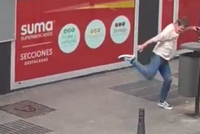 Неравный бой с урной для мусора