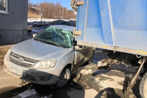 Мусоровоз без водителя врезался в припаркованный автомобиль с людьми