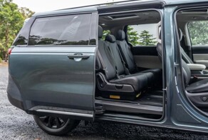 Электродвери Kia Carnival могут переломать пальцы