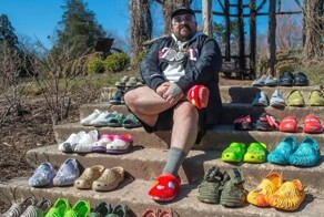 «Король кроксов» похвастался рекордной коллекцией резиновых тапок с дырками