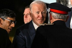 Дипломатический промах: прилетев в Британию, Байден не узнал премьера Сунака и отпихнул его в сторону, чтобы обнять посла США
