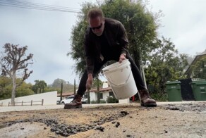 Шварценеггер устал ждать, когда починят дорогу, и собственноручно заделал провал, но оказалось - зря