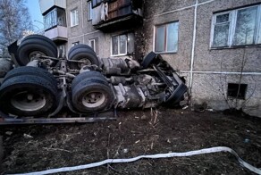Фура врезалась в дом и загорелась