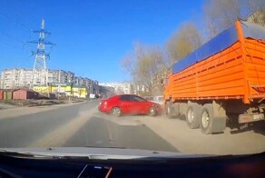 Отвлеклась на телефон и врезалась