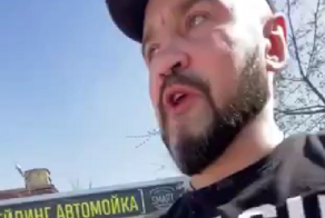 «Такие не должны занимать должности»: в Смоленске депутат от КПРФ помочился на забор и конкретно «влетел»