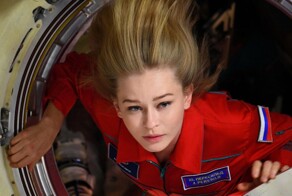 "Окропила колесо". Актрисе Юлии Пересильд перед полётом в космос пришлось пописать на автобус