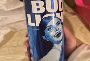 Американцы призвали к бойкоту производителя пива Bud Light после рекламы с трансгендером