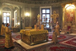 В Подмосковье мужик залез в храм, украл пожертвования, «причастился» двумя бутылками кагора и спрятался за алтарём