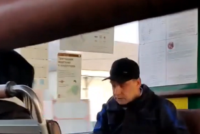 Суровый пассажир автобуса вышвырнул пьяную женщину из салона