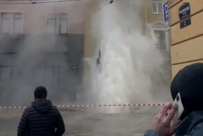 В Питере фонтан кипятка из-под земли заливает дома и припаркованные машины