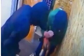 В Екатеринбурге мужчина в лифте избил подростка и щенка