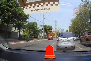 Упавший провод стал причиной ДТП в Таиланде