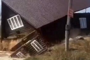 Частный дом упал в реку и уплыл