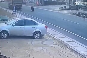 Отвалившееся колесо уничтожило автомобиль