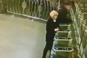 Пассажир  разбил стеклянный турникет в столичном метро