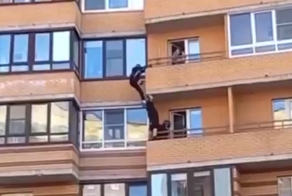 В Питере неравнодушный мужик не дал соседу спрыгнуть с балкона