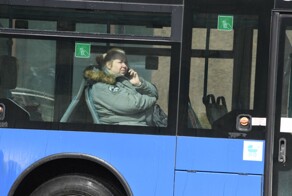В Санкт-Петербурге парень подрался с пожилым мужчиной из-за места в троллейбусе