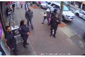 Нападение мужчины на американских полицейских попало на видео