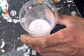 Грамотный специалист подбирает цвет краски