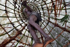 Представители крохотного африканского племени придумали необычный и эффективный способ добычи рыбы