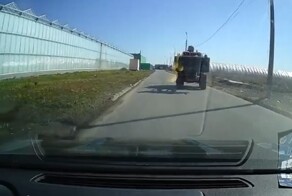 Бульдозер протаранил легковой автомобиль