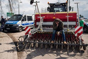 Fakt обвинила Украину в уничтожении польского села техническим зерном