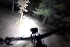 Отчаянный экстремал катается по ночному лесу