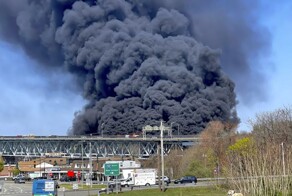 Авария с участием бензовоза на мосту чуть не привела к экологической беде