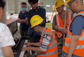 Строитель сыграл на пианино для коллег и случайных прохожих