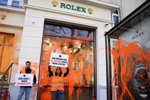 В Берлине климатические активисты облили краской фасады люксовых бутиков