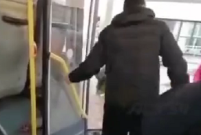 В Новосибирске мужик поругался с цыганами и выгнал их из автобуса