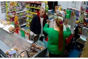 Сентиментальный преступник с молотком ограбил продуктовый магазин