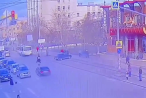 В Екатеринбурге машина на полном ходу сбила электросамокатчика-экстремала