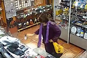 В Ржеве неадекватная пенсионерка с топором разгромила витрину магазина