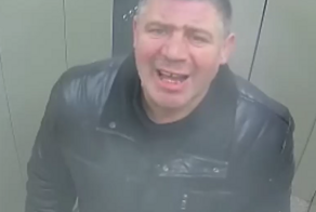 «Ваше мнение мне до фени»: мужик разгромил кабину лифта, а потом наехал на соседей