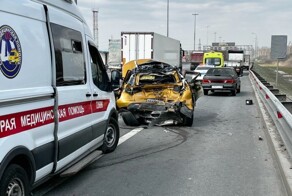 Авария дня. Грузовик врезался в стоящий автомобиль на КАД