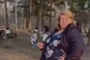 Неудачная попытка женщины устоять на бревне