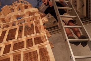 Итальянец делает гигантские фигуры из деревянных блоков