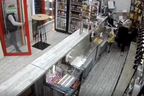 В Оренбургской области мужик ворвался в кафе с мечом и забрал пачку сигарет