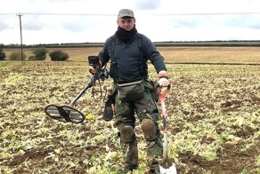 Мужчина в поле нашёл редкое золотое кольцо