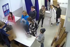 Мальчик украл коробку из пункта выдачи Wildberries