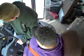 В США школьник смог остановить автобус, водителю которого стало плохо за рулём