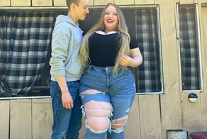 Над парнем все смеются, потому что он встречается с толстушкой