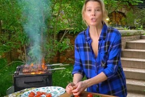 "Чем чернее - тем лучше": в соцсетях затроллили Юлию Высоцкую после примеров её карательной кулинарии