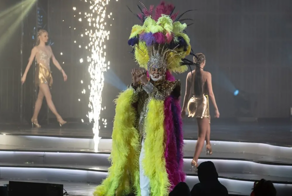 Танцы в инвалидном кресле и куча перьев: как прошло эпатажное шоу Филиппа Киркорова за 393 300 000 рублей