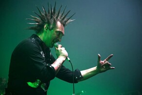 Фанатка «Короля и Шута» сфотографировалась на могиле Михаила Горшенева в одних стрингах и как следует «влетела»